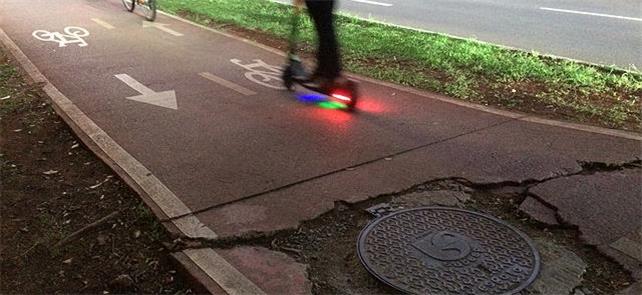 Patinete circula em ciclovia com problemas de cons