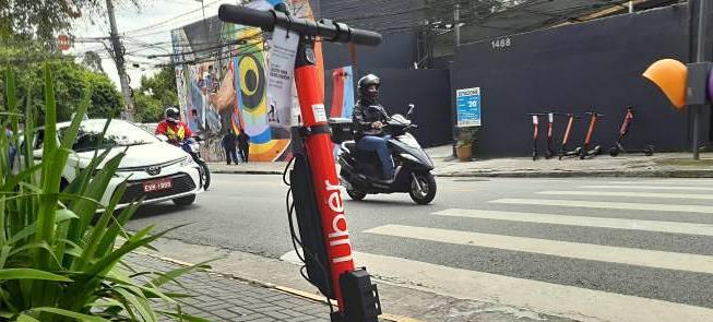 Patinete da Uber na região da Vila Olímpia, em São