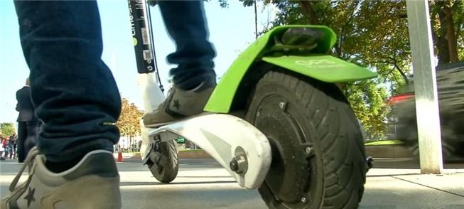 Patinete elétrico em uso em cidade dos EUA