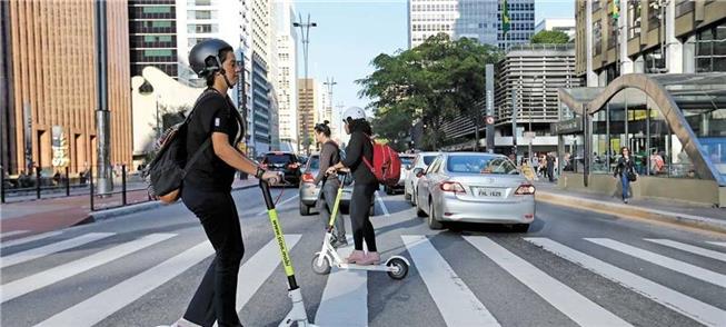 Patinetes da Scoo na avenida Paulista