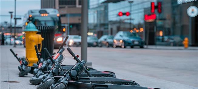 Patinetes em rua de Raleigh, North Carolina (EUA)