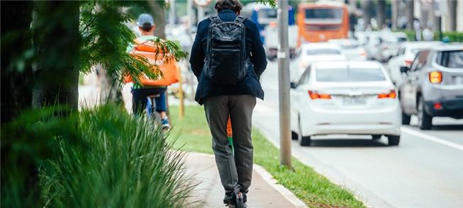 Patinetes na calçada não serão permitidos em SP