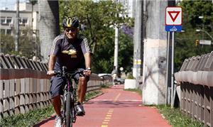 Pedaladas na ciclovia da Av. Ipiranga, em Porto Al