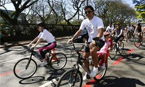 Pedalando com os filhos