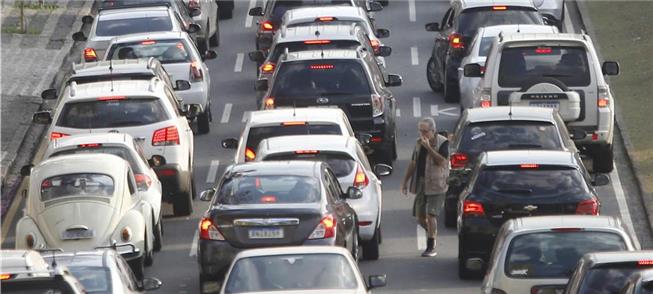 Pedestre acuado em meio ao trânsito intenso em cid