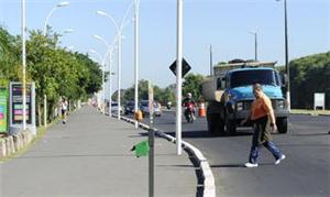 Pedestre se arrisca ao atravessar a rua