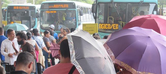 Pedestres ao sol e filas na Rodoviária do DF