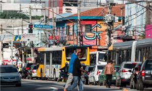 Pedestres atravessam fora da faixa na avenida Mare