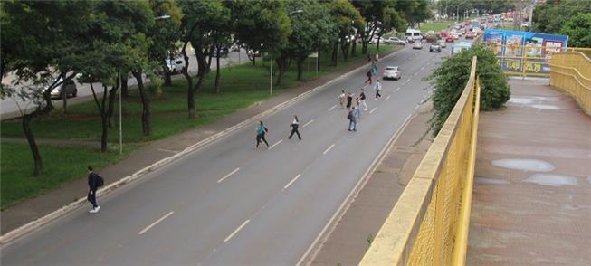 Pedestres atravessam na via, no JK Shopping, Tagua