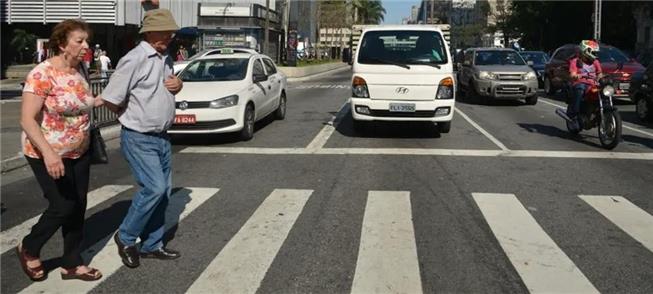 Pedestres cruzam avenida em São Paulo