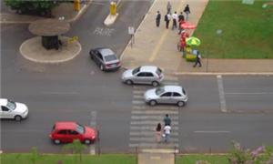 Pedestres disputam faixa com carros