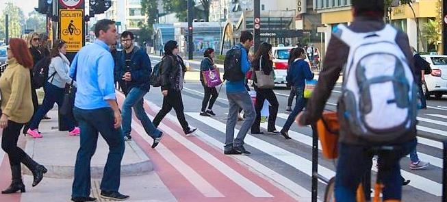 Pedestres e ciclistas na avenida Paulista, em São