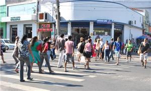 Pedestres em avenida de Cuiabá - MT
