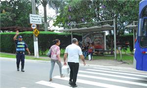Pedestres precisam de apoio para atrevessar a via