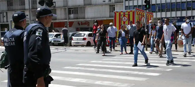 Pedestres tem deveres mas direitos são ignorados