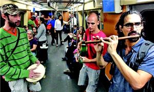 Pedro, Ruda e Igor tocam no metrô