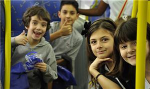 Pequenos estudantes à bordo do BRT no Rio de Janei