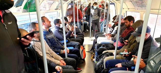 Perigo: muitos sem máscara no metrô de Londres hoj