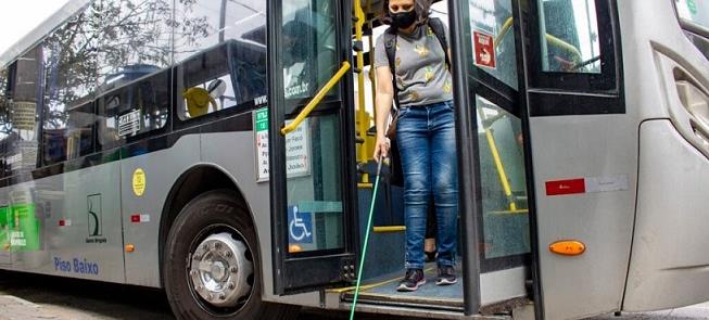 Pessoa com baixa visão padece ao descer do ônibus