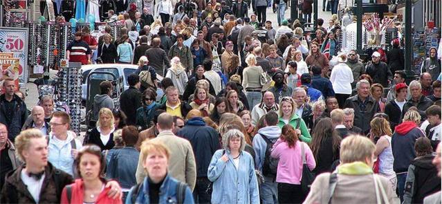 Pessoas caminham pelas ruas de Oslo