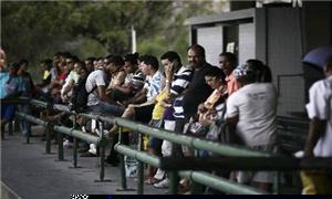 Pessoas esperam o ônibus em Recife
