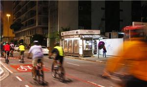 Pessoas pedalam em São Paulo