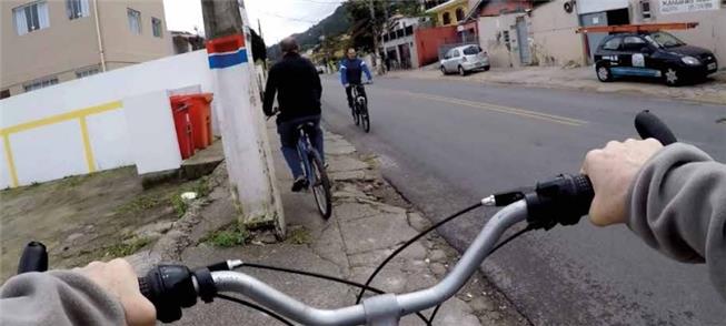 Pessoas pedalam pela Costeira do Pirajubaé, em Flo