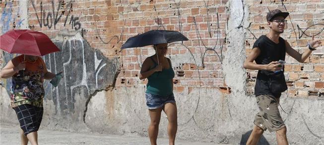 Pessoas sofrem por caminhos áridos das cidades bra