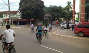 Pessoas utilizam somente a bicicleta como meio de