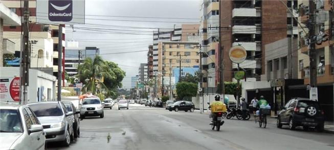 Pintura da ciclofaixa na Rua Dep. José Lages está