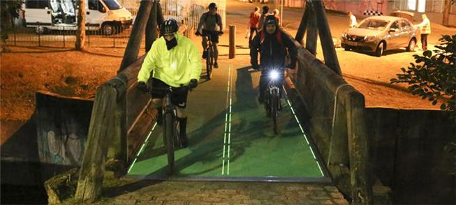 Piso sobre a ponte se ilumina à passagem das bicic