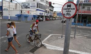 Placa afixada na Avenida Luciano das Neves