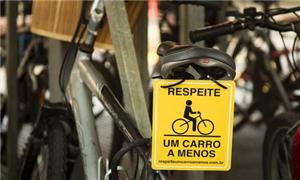 Placa de campanha pede respeito ao ciclista no trâ