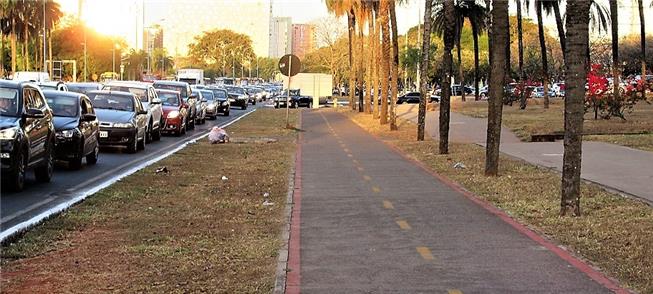 Placa fecha a ciclovia: ciclista enfrenta obstácul