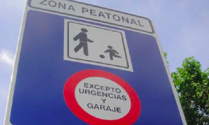 Placa indica zona exclusiva para circulação de ped