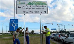 Placa instalada próxima à rótula das cuias indica