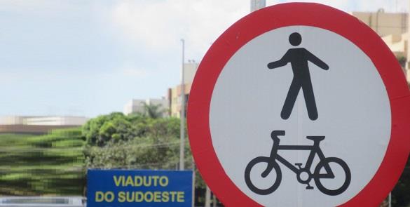 Placa sugere prioridade a pedestres e ciclistas, m