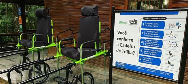 Placa traz instruções de como usar a cadeira de tr