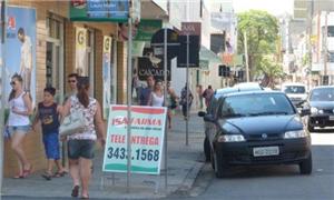 Placas em calçadas são proibidas por lei