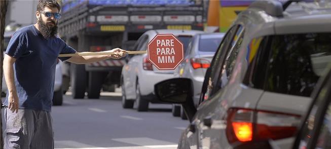 Placas obrigam motorista a ver o pedestre (Rafael