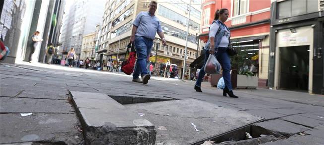 Placas soltas em calçadão no centro de São Paulo