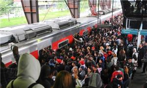 Plataforma da CPTM lotada em São Paulo