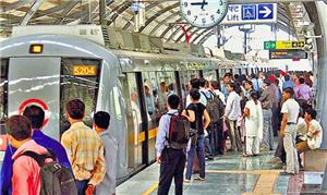 Plataforma de estação de metrô em Nova Delhi