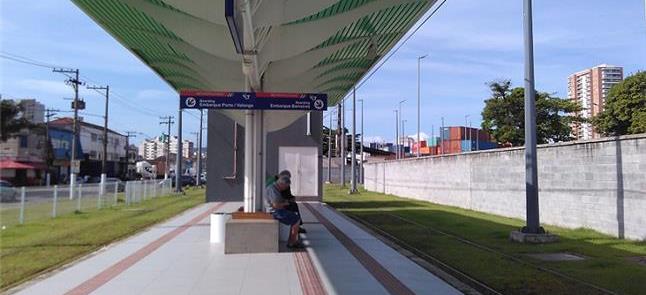 Plataforma de estação do VLT da Baixada Santista