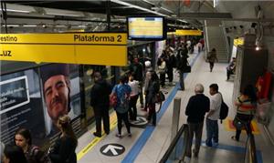 Plataforma de uma estação de metrô em São Paulo.