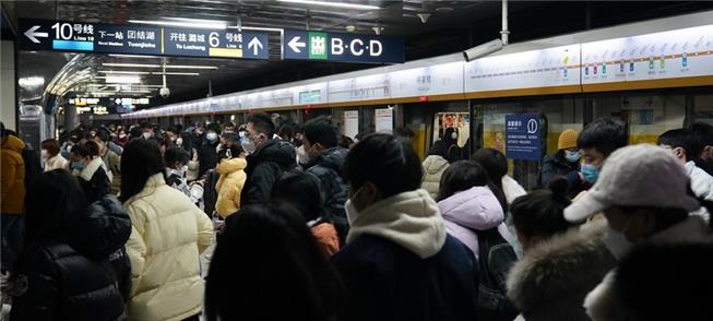 Plataforma lotada em horário de pico no metrô de P