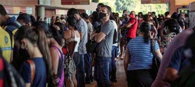 Plataforma lotada no Recife: Justiça aciona Govern