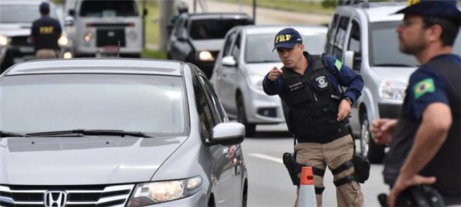 Polícia fiscaliza motoristas em trecho urbano de r