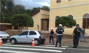 Policiais autuam carro estacionado