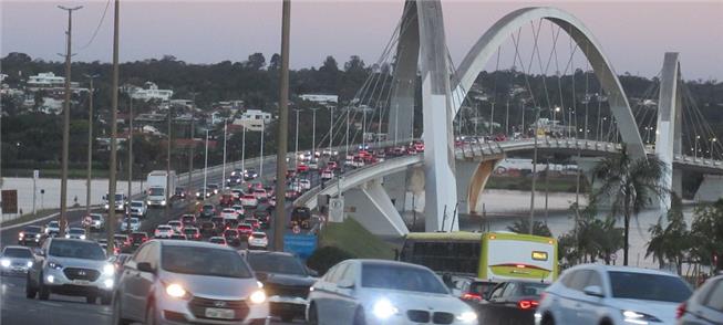 Ponte JK em Brasília: obras rodoviaristas e caos n